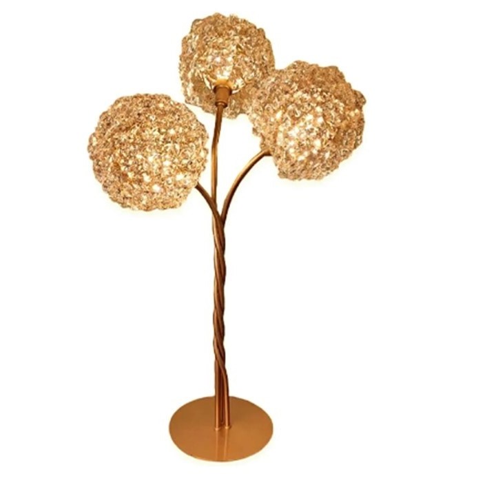 Abajur de cristal com c&uacute;pula dourada Iris, design elegante da marca Lampluz, ideal para cabeceira de cama, penteadeira ou escrivaninha.